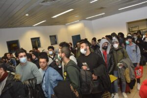 فيديو.. استقبال حافل وسعادة غامرة من المصريين بعد عودة طائرة "ايركايرو" وعلى متنها الطلاب المتواجدين فى رومانيا 24 - جريدة المساء فيديو.. استقبال حافل وسعادة غامرة من المصريين بعد عودة طائرة "ايركايرو" وعلى متنها الطلاب المتواجدين فى رومانيا 23 - جريدة المساء