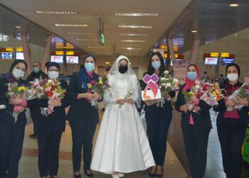 ميناء القاهرة الجوى تحتفل بيوم المراة العالمى مع الركاب 21 - جريدة المساء