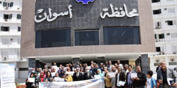 أشرف عطية يكرم الفائزين فى جائزة أسوان للتميز الحكومى 1 - جريدة المساء