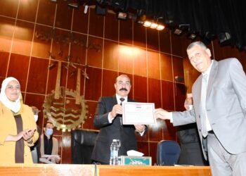 تكريم العاملين على منظومة الشكاوى الحكومية بعد حصول المحافظة على 100 % على مستوى الجمهورية