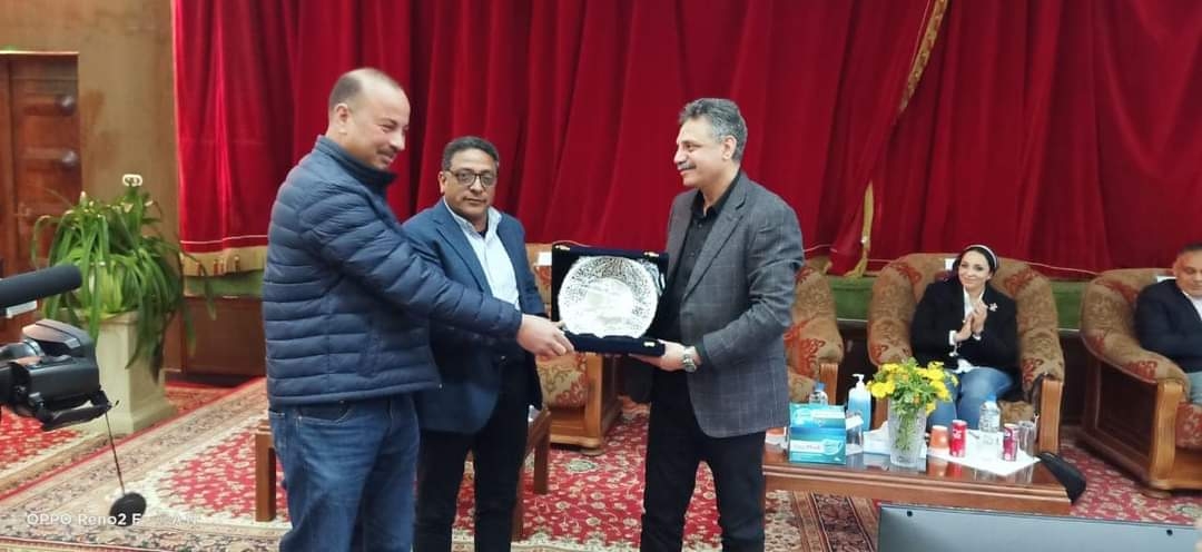 رئيس مدينة رأس غارب يشهد جلسة تشاور مجتمعي لتقييم الأثر البيئي لإنشاء خط أنابيب بترول