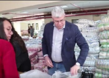 "شوبير" يشارك مصر الخير في تعبئة كراتين حملة رمضان 24 - جريدة المساء