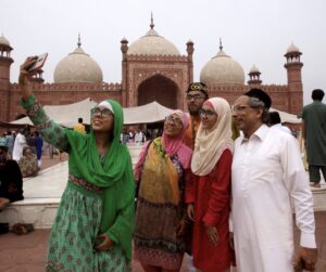 بلدان العالم تحتفل بقدوم عيد الفطر المبارك 37 - جريدة المساء