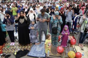 بلدان العالم تحتفل بقدوم عيد الفطر المبارك 43 - جريدة المساء