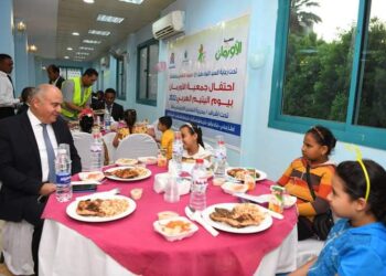 محافظ قنا يتناول إفطار رمضان مع أطفال دور رعاية الأيتام 19 - جريدة المساء