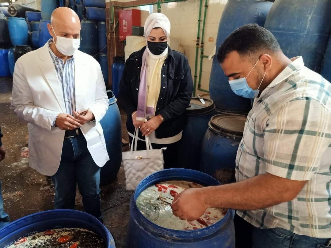 وكيل وزارة الصحة بالشرقية يقود حملة علي المنشآت الغذائية.. ضبط وإعدام أكثر من 3.5 طن مخللات 18 - جريدة المساء