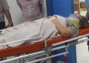 رئيس جامعة جنوب الوادى يطمئن على الحالة الصحية لضحايا الأتوبيس السياحى بقنا 19 - جريدة المساء