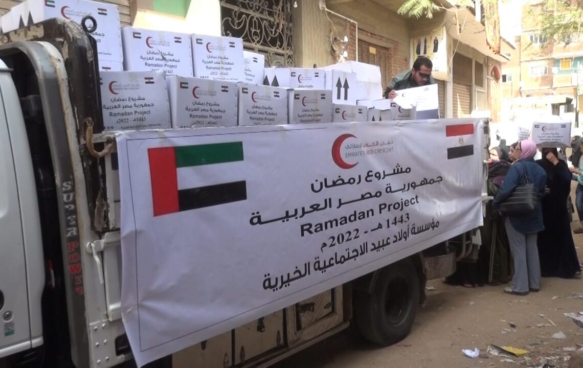 3 آلاف كرتونة مواد غذائية وملابس العيد للايتام وذوى الهمم من الهلال الاحمر الاماراتى 19 - جريدة المساء