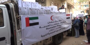 3 آلاف كرتونة مواد غذائية وملابس العيد للايتام وذوى الهمم من الهلال الاحمر الاماراتى 1 - جريدة المساء