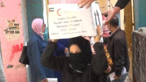 3 آلاف كرتونة مواد غذائية وملابس العيد للايتام وذوى الهمم من الهلال الاحمر الاماراتى 21 - جريدة المساء