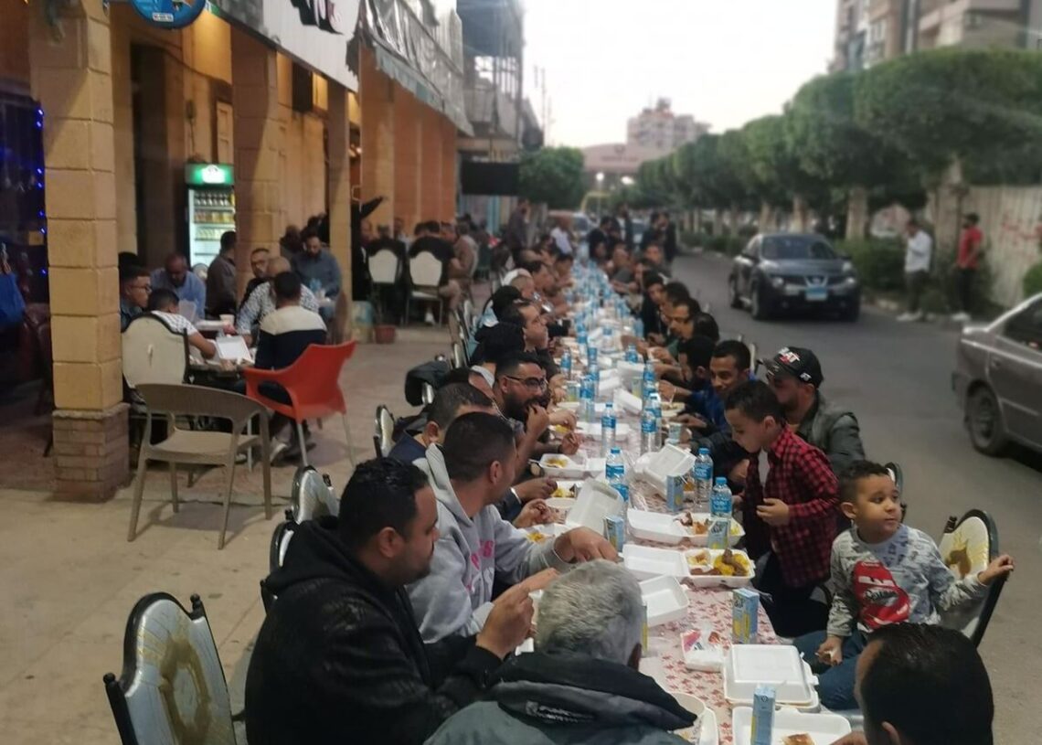افطار جماعي لمشاهير الدرجة الثالثة في أشهر شوارع الاسماعيلية 17 - جريدة المساء