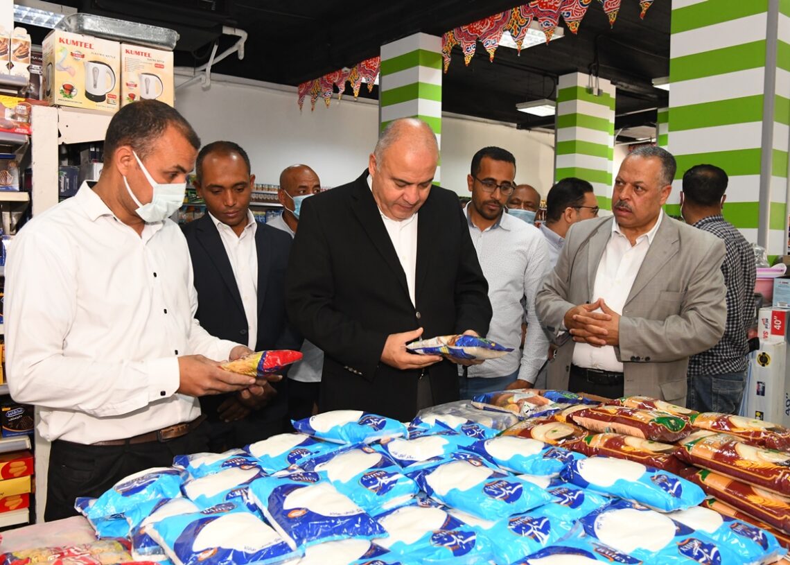 محافظ قنا يفاجئ الأسواق لمتابعة توافر السلع الغذائية وضبط الأسعار  بنقادة 18 - جريدة المساء