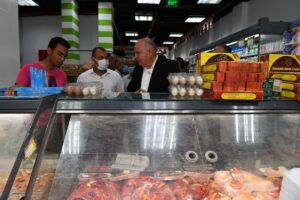 محافظ قنا يفاجئ الأسواق لمتابعة توافر السلع الغذائية وضبط الأسعار  بنقادة 26 - جريدة المساء