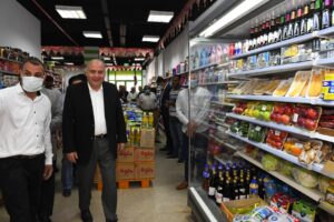 محافظ قنا يفاجئ الأسواق لمتابعة توافر السلع الغذائية وضبط الأسعار  بنقادة 20 - جريدة المساء