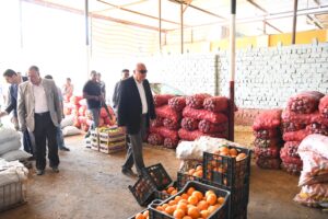 محافظ قنا يفاجئ الأسواق لمتابعة توافر السلع الغذائية وضبط الأسعار  بنقادة 28 - جريدة المساء