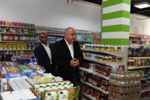 محافظ قنا يفاجئ الأسواق لمتابعة توافر السلع الغذائية وضبط الأسعار  بنقادة 22 - جريدة المساء