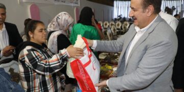 محافظ المنوفية يرسم البسمة علي وجوه أيتام مؤسسة البنات بشبين الكوم .. شاركهم حفل الإفطار ووزع الهدايا عليهم 1 - جريدة المساء