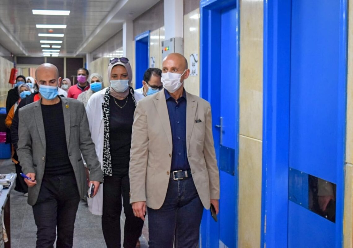 وكيل وزارة الصحة بالشرقية يتفقد الخدمات الطبية وأعمال التطوير بحميات وصدر الزقازيق 15 - جريدة المساء