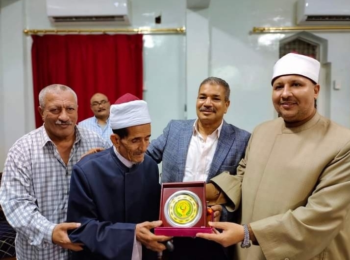 " ٧٠ عامًا فى خدمة القرآن الكريم".. تكريم الشيخ عبدالحافظ الحرز عالم القراءات الشهير بقنا 18 - جريدة المساء