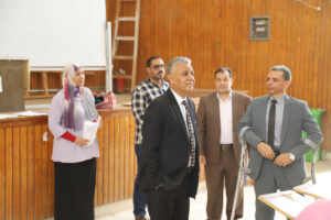 رئيس جامعة جنوب الوادى يتفقد امتحانات "الميد ترم" بكلية العلوم 29 - جريدة المساء