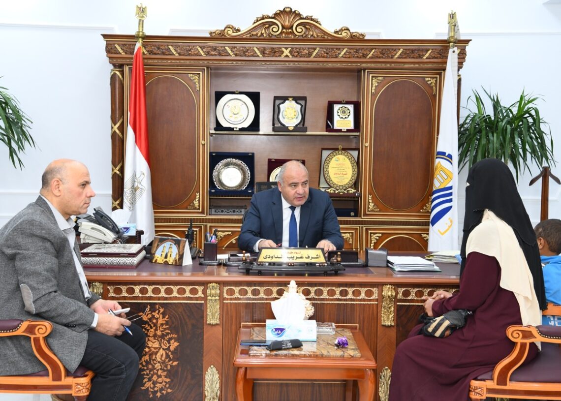 محافظ قنا يستقبل 90 مواطنًا من مختلف مراكز المحافظة للإستماع إلى شكواهم 27 - جريدة المساء