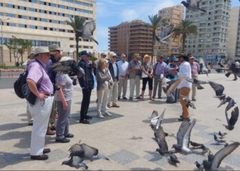 السائحون يتحولون فى ميدان المسلة ببورسعيد ..وسط الحمام