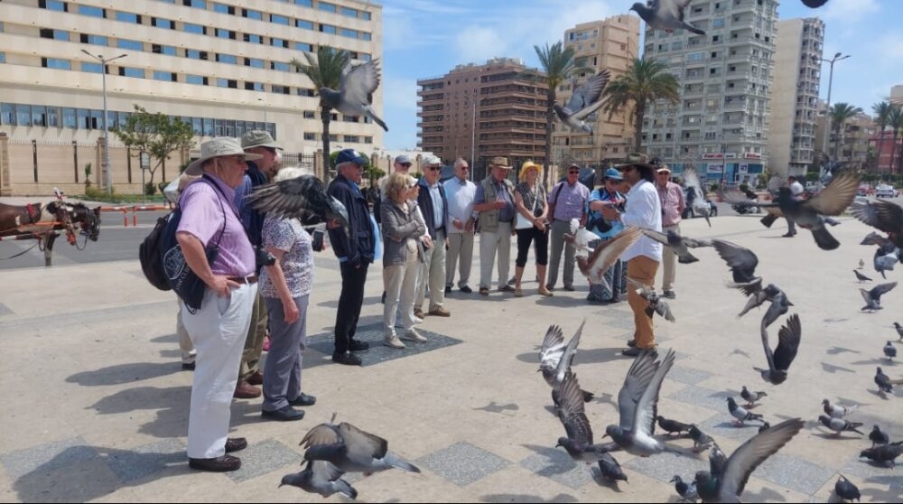 السائحون يتحولون فى ميدان المسلة ببورسعيد ..وسط الحمام