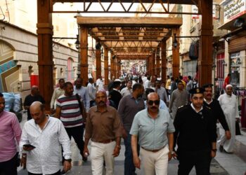 محافظ أسوان يقود حملة مكبرة لإزالة الإشغالات بالسوق السياحي خلال الفترة المسائية 25 - جريدة المساء