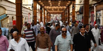 محافظ أسوان يقود حملة مكبرة لإزالة الإشغالات بالسوق السياحي خلال الفترة المسائية 1 - جريدة المساء
