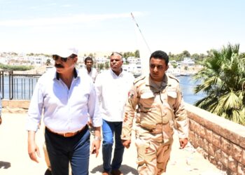 محافظ أسوان يتابع مشروعات البنية التحتية والتطوير والتجميل علي كورنيش النيل