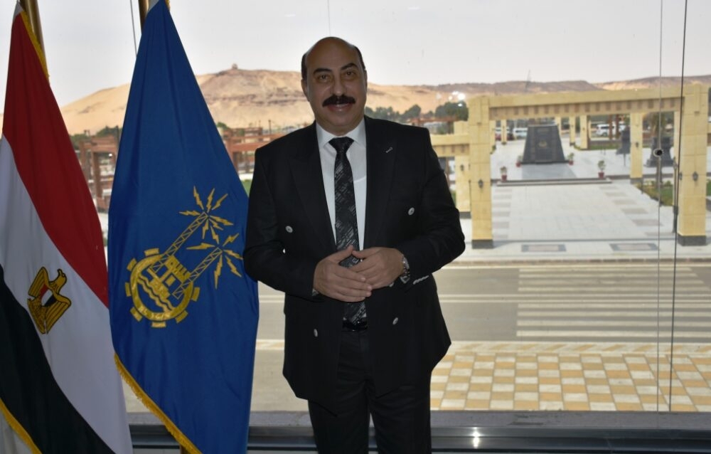 محافظ أسوان يهنئ البابا تواضروس الثانى وكنائس الأخوة الأقباط بعيد القيامة المجيد