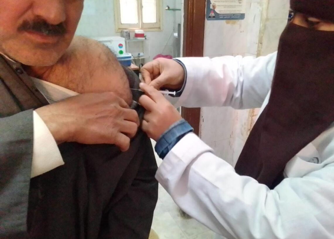 محافظ المنيا يعلن التوسع في مراكز التطعيم بلقاح فيروس كورونا والمبادرات الرئاسية خلال شهر رمضان المبارك