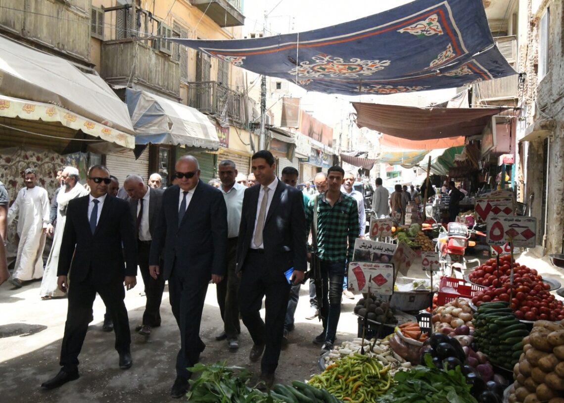 محافظ قنا يفاجئ محال بيع الخضروات والفاكهة بمنطقة السوق الفقانى 18 - جريدة المساء