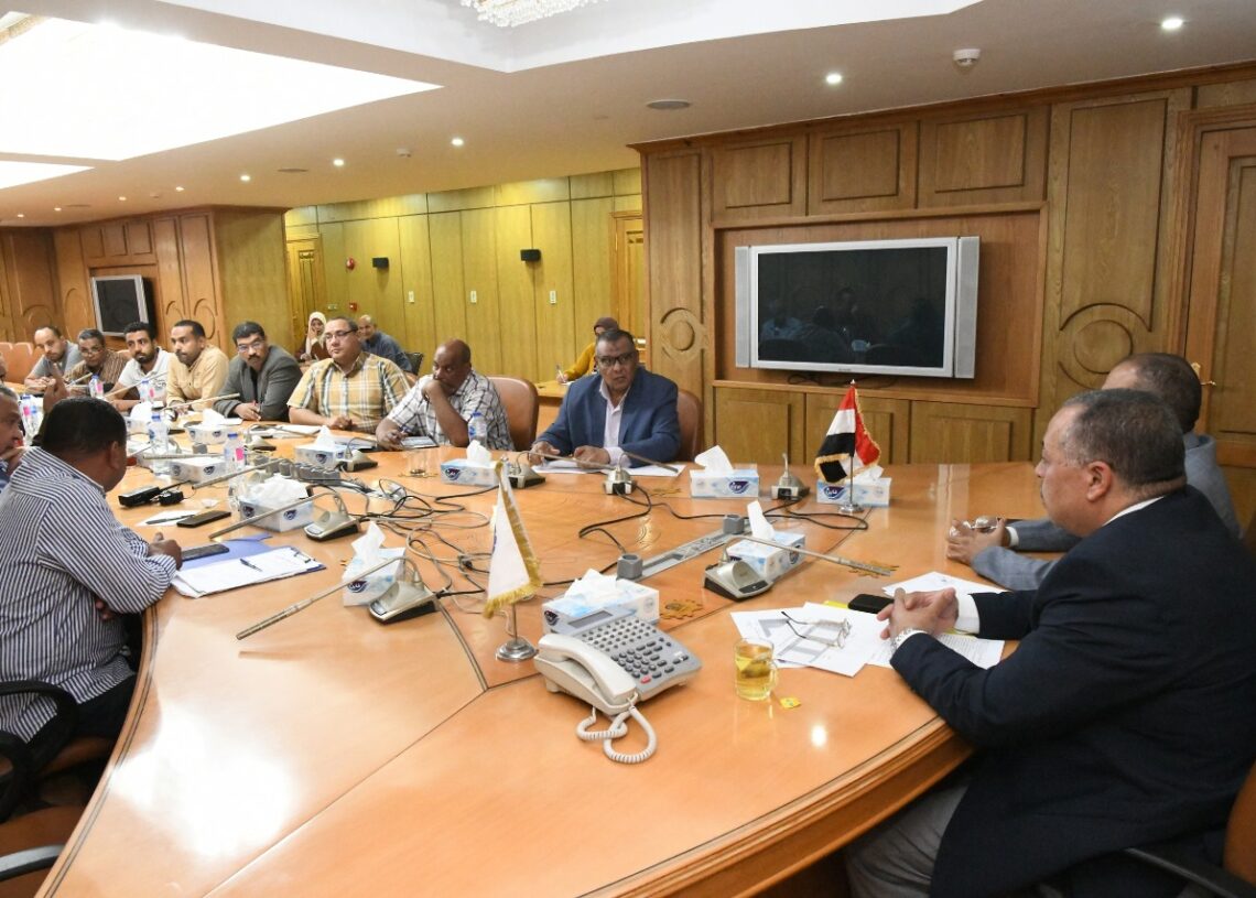 السكرتير العام بقنا يعقد اجتماعًا موسعًا لمتابعة إزالة التعديات على الأراضي الزراعية 16 - جريدة المساء