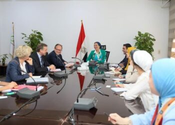 وزيرة البيئة تبحث مع مدير بنك الاستثمار الأوروبي للمناخ التعاون المشترك فى مشروعات المناخ 32 - جريدة المساء