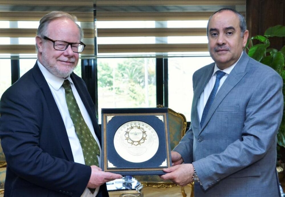 وزير الطيران يبحث مع السفير الايرلندي تعزيز التعاون بين البلدين 19 - جريدة المساء