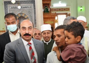 محافظ أسوان يؤدى صلاة عيد الفطر المبارك بمسجد بدر بالطابية 24 - جريدة المساء