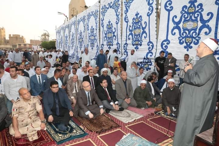 محافظ بني سويف يؤدى شعائر صلاة عيد الفطر الميارك بساحة مسجد عمر بن عبدالعزيز 18 - جريدة المساء