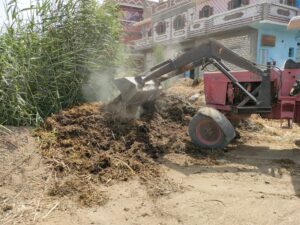 "السمان" يقود حملة مكبرة للنظافة وصيانة كشافات الإنارة بقرية "القارة" بقنا 62 - جريدة المساء