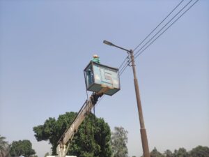 "السمان" يقود حملة مكبرة للنظافة وصيانة كشافات الإنارة بقرية "القارة" بقنا 60 - جريدة المساء