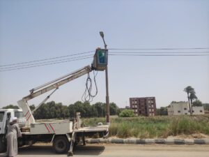 "السمان" يقود حملة مكبرة للنظافة وصيانة كشافات الإنارة بقرية "القارة" بقنا 58 - جريدة المساء