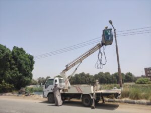 "السمان" يقود حملة مكبرة للنظافة وصيانة كشافات الإنارة بقرية "القارة" بقنا 56 - جريدة المساء
