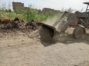 "السمان" يقود حملة مكبرة للنظافة وصيانة كشافات الإنارة بقرية "القارة" بقنا 52 - جريدة المساء