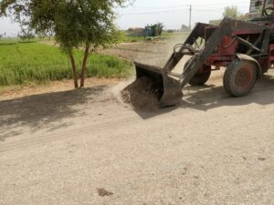 "السمان" يقود حملة مكبرة للنظافة وصيانة كشافات الإنارة بقرية "القارة" بقنا 50 - جريدة المساء