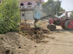 "السمان" يقود حملة مكبرة للنظافة وصيانة كشافات الإنارة بقرية "القارة" بقنا 48 - جريدة المساء