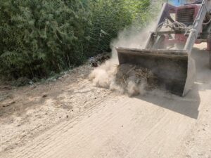 "السمان" يقود حملة مكبرة للنظافة وصيانة كشافات الإنارة بقرية "القارة" بقنا 46 - جريدة المساء