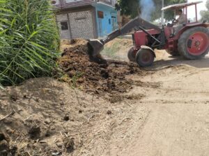 "السمان" يقود حملة مكبرة للنظافة وصيانة كشافات الإنارة بقرية "القارة" بقنا 42 - جريدة المساء