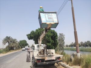 "السمان" يقود حملة مكبرة للنظافة وصيانة كشافات الإنارة بقرية "القارة" بقنا 40 - جريدة المساء