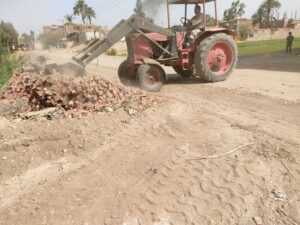 "السمان" يقود حملة مكبرة للنظافة وصيانة كشافات الإنارة بقرية "القارة" بقنا 36 - جريدة المساء