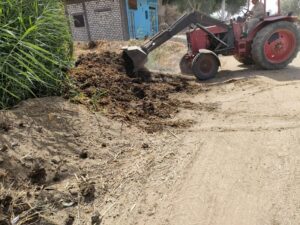 "السمان" يقود حملة مكبرة للنظافة وصيانة كشافات الإنارة بقرية "القارة" بقنا 34 - جريدة المساء